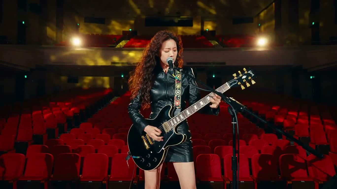 Performance de guitare dans une salle de concert vide — AI video creation