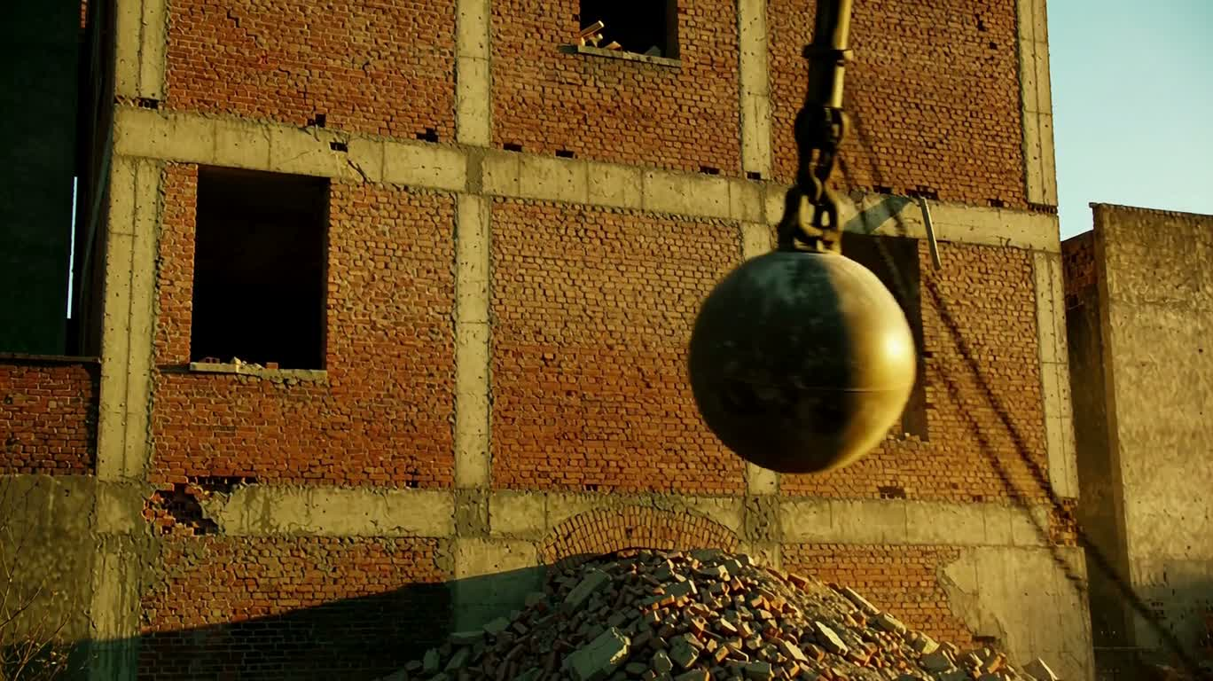 Démolition du mur à l'heure dorée