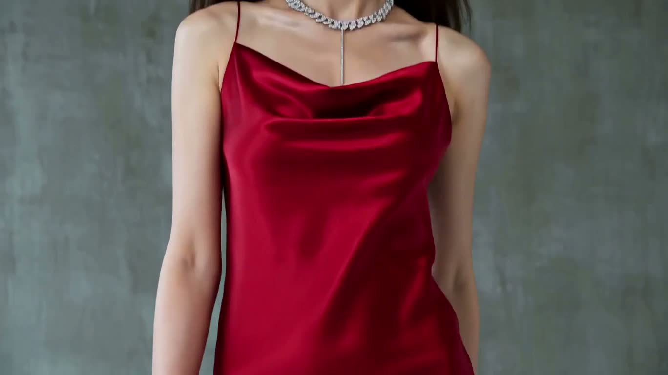 赤いシルクドレスのファッション撮影舞台裏