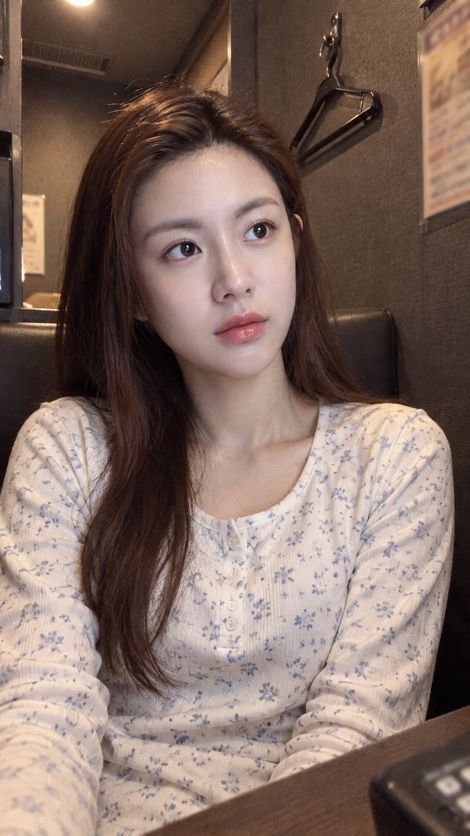 Ảnh chụp đời thường của một phụ nữ trưởng thành trong phòng nghỉ nhỏ kiểu Nhật