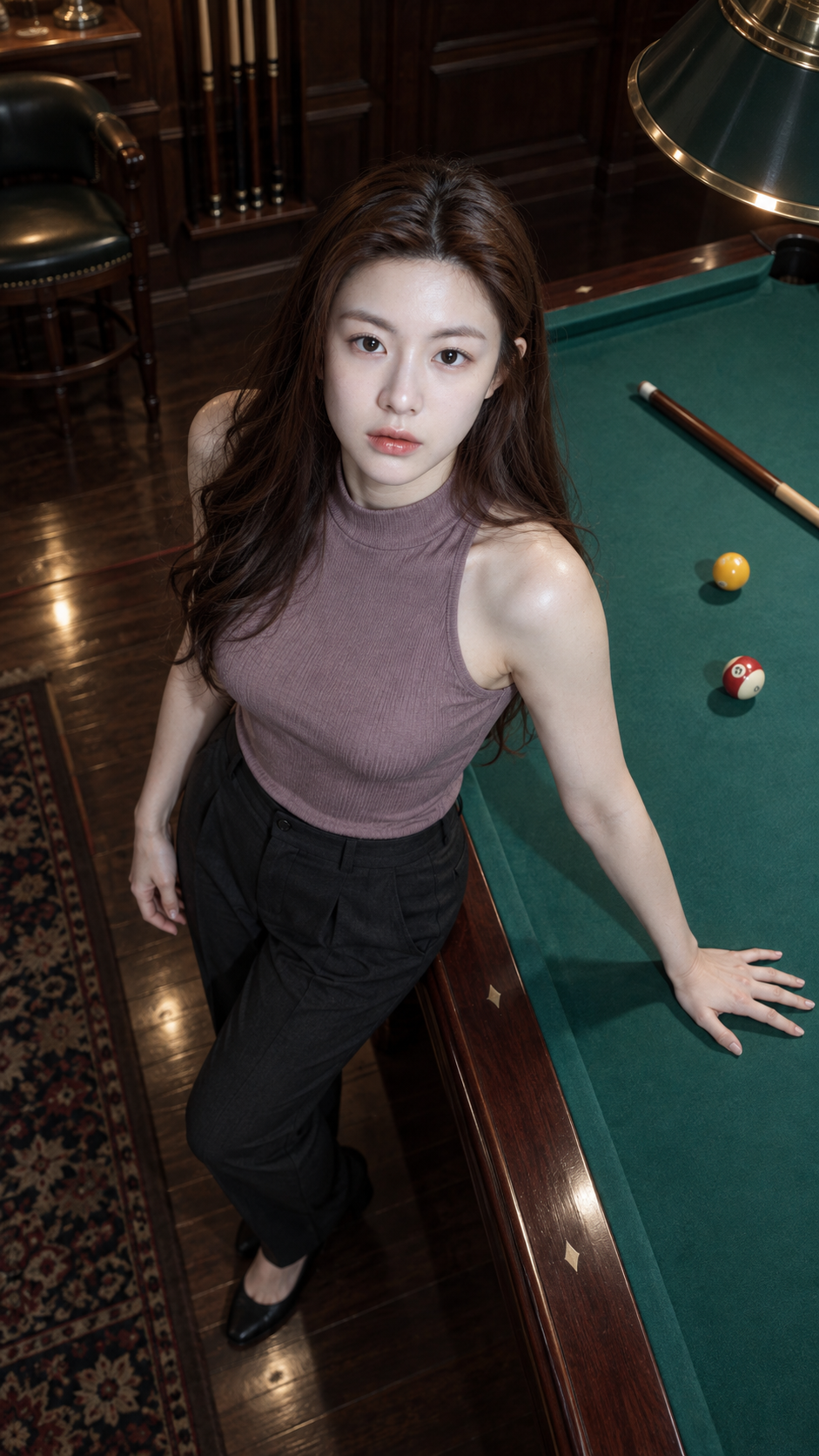 俯拍台球室中的成年女性动态肖像