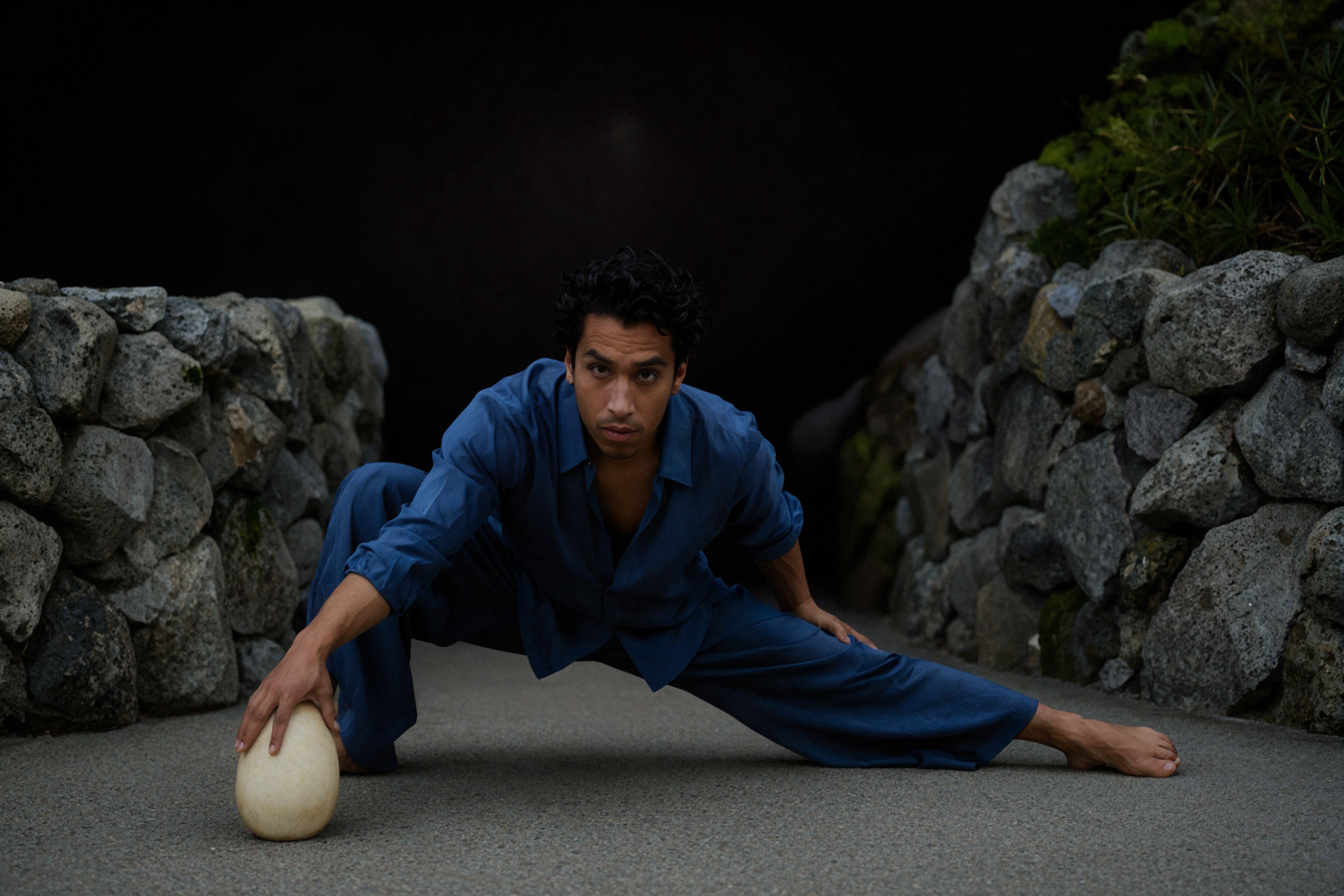 Danseur latino adulte · Extension au sol · Clair-obscur rembranesque — AI image creation