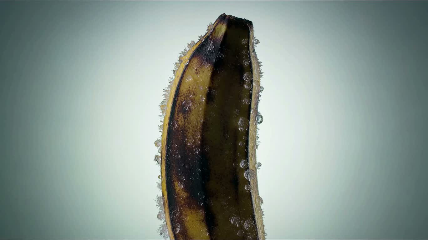 冰冻大蕉自剥的超现实特写 — AI video creation