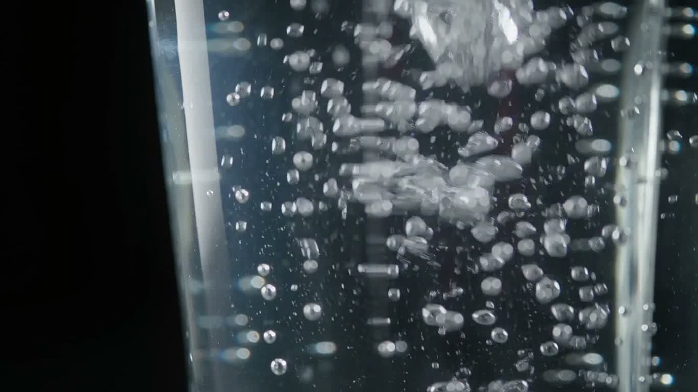 气泡跃动的汽水微观景象