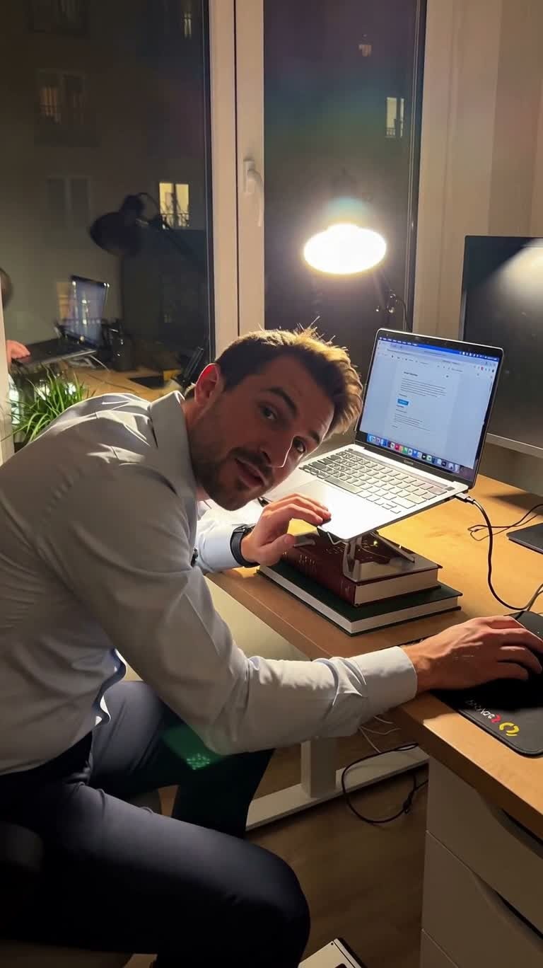 Tour de livres nocturne et support d'ordinateur — AI video creation