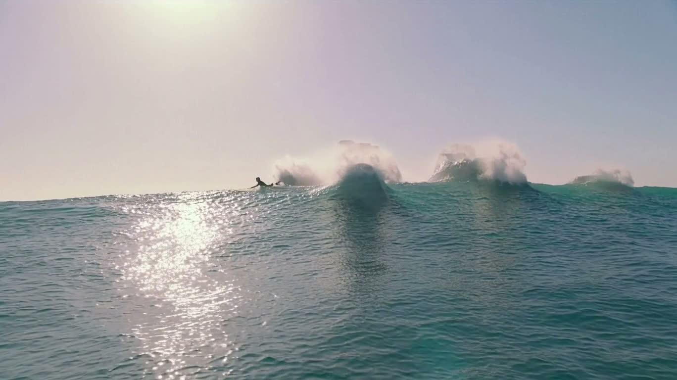 Surfeur surréaliste entre les marées