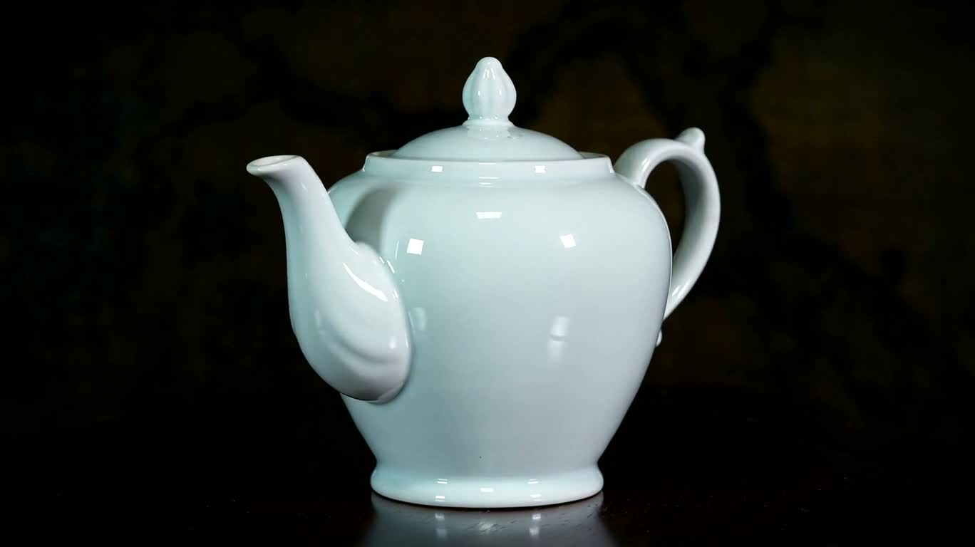 静物中的白瓷茶壶