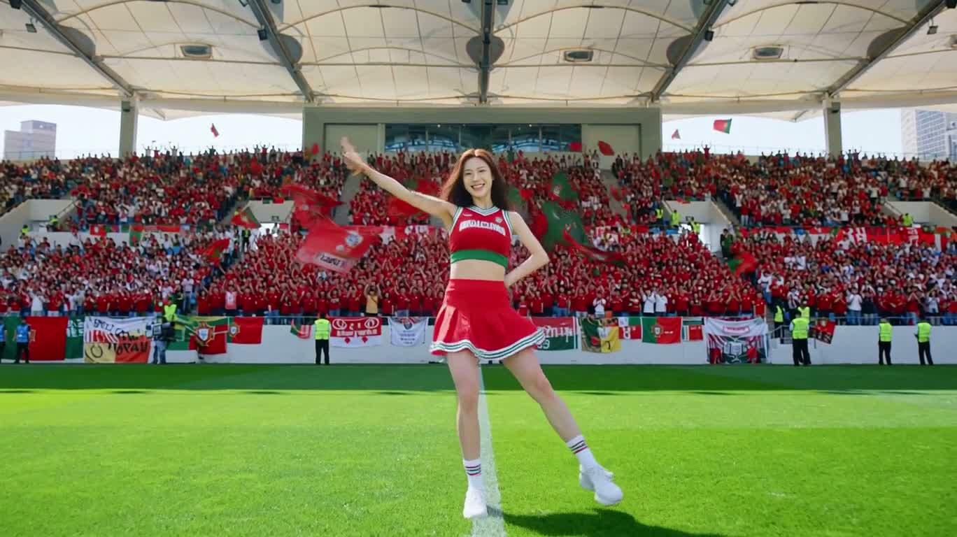 ポルトガル風サッカー場のK-POPチアリーディングダンス