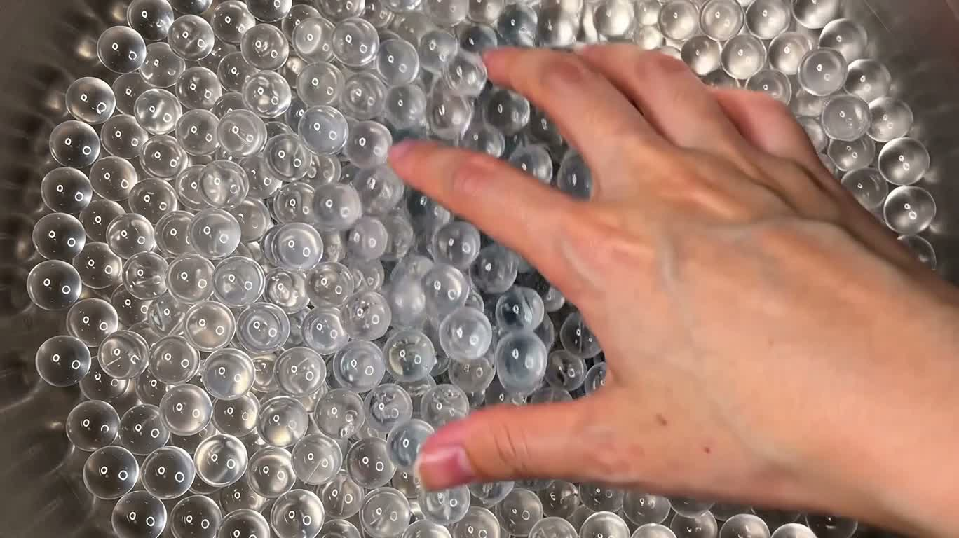 透明水珠的挤压