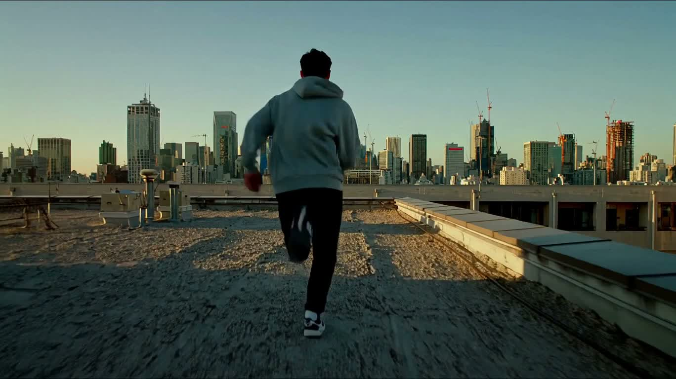 Saut de parkour sur les toits — AI video creation