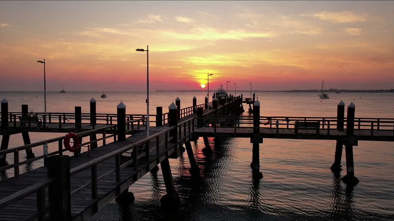 Longue jetée au crépuscule sur la mer — AI video creation