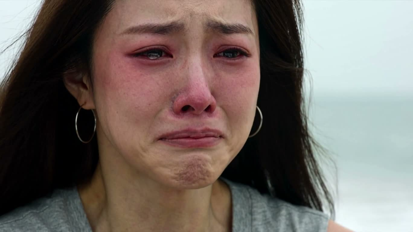 海边压抑哭泣的女子