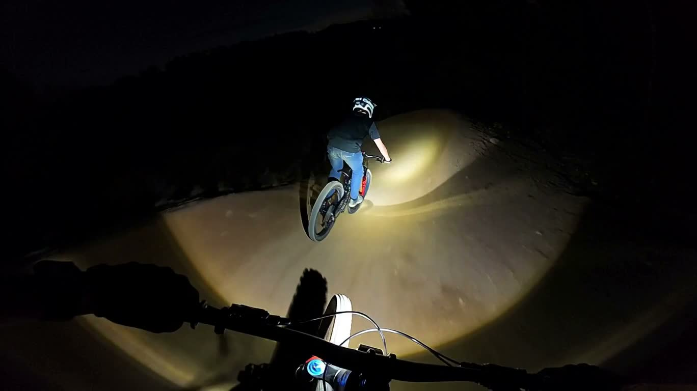 黑夜山地车飞跃弯道
