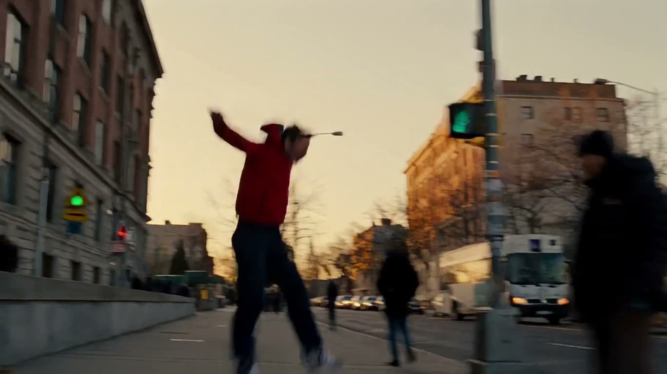 Course urbaine au coucher du soleil