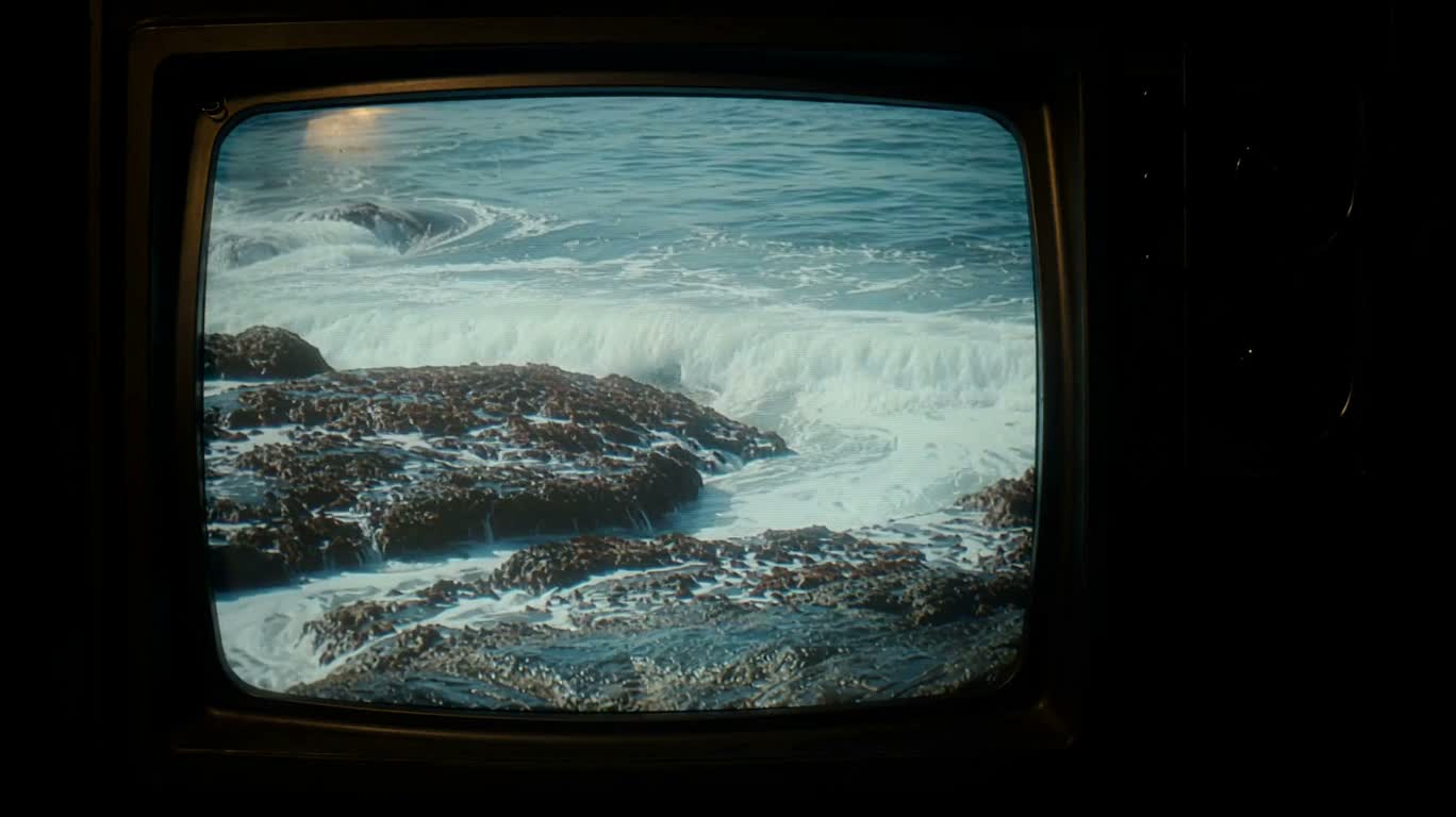 Vagues et récifs sur un vieux téléviseur délavé — AI video creation