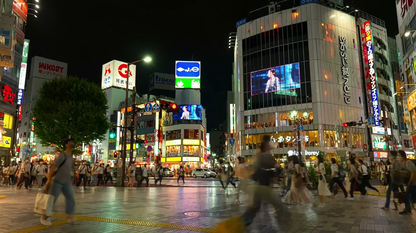 雨の夜のネオン交差点