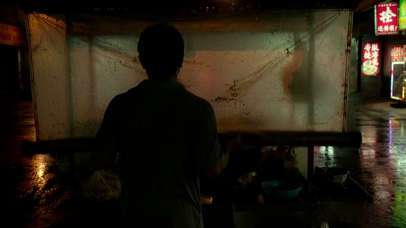 Marché de nuit après la pluie