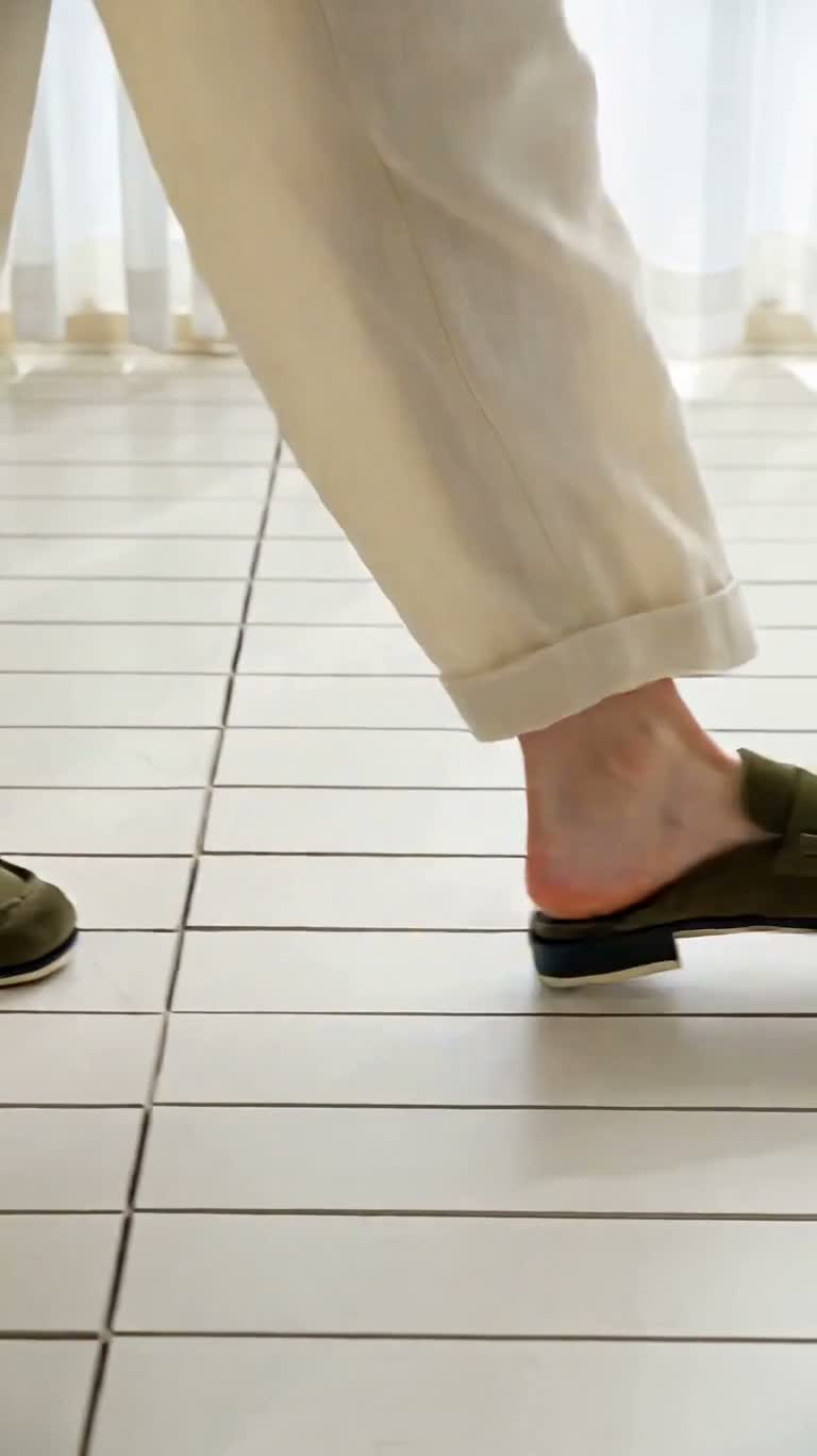 Tenue d'été avec mules en daim vert olive