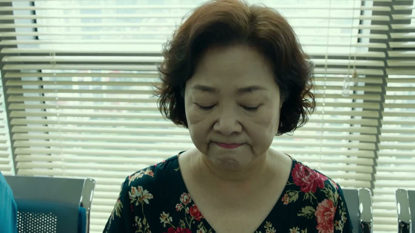 病院の待合室での厳粛な演説
