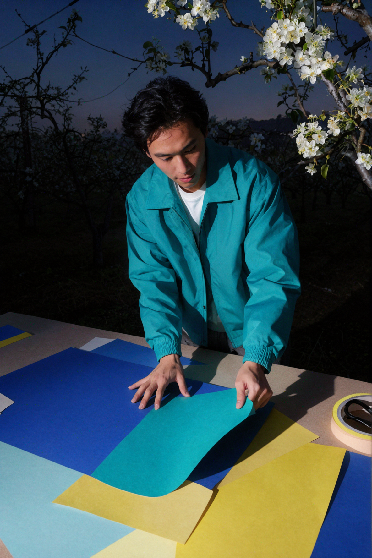 Graphiste homme adulte d'Asie du Sud-Est · Expérience de papiers colorés · Ombres dures au soleil — AI image creation