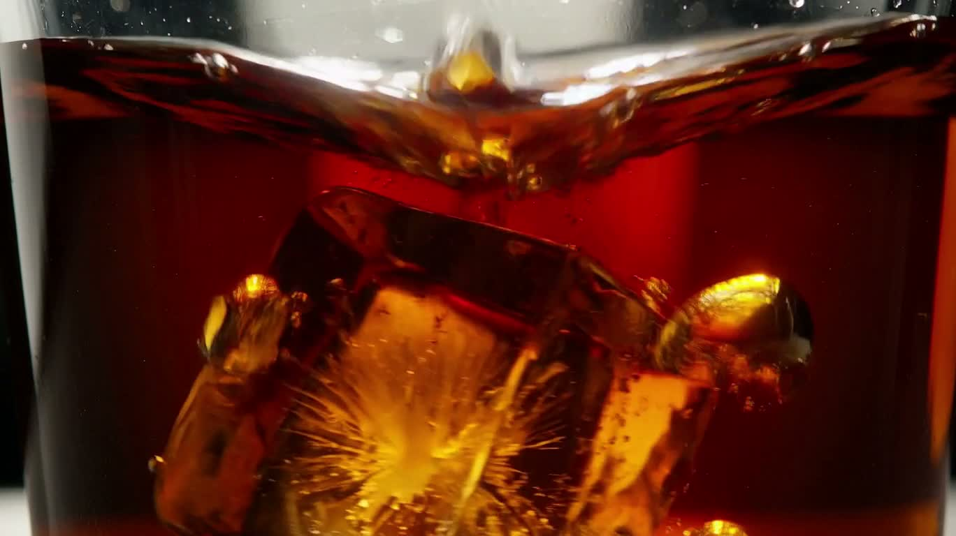 Hành trình vi mô của đá rơi vào nước ngọt có ga
