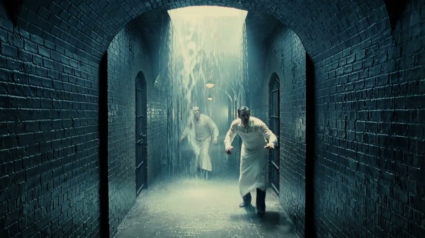 Poursuite dans le tunnel du sanatorium sous l'orage