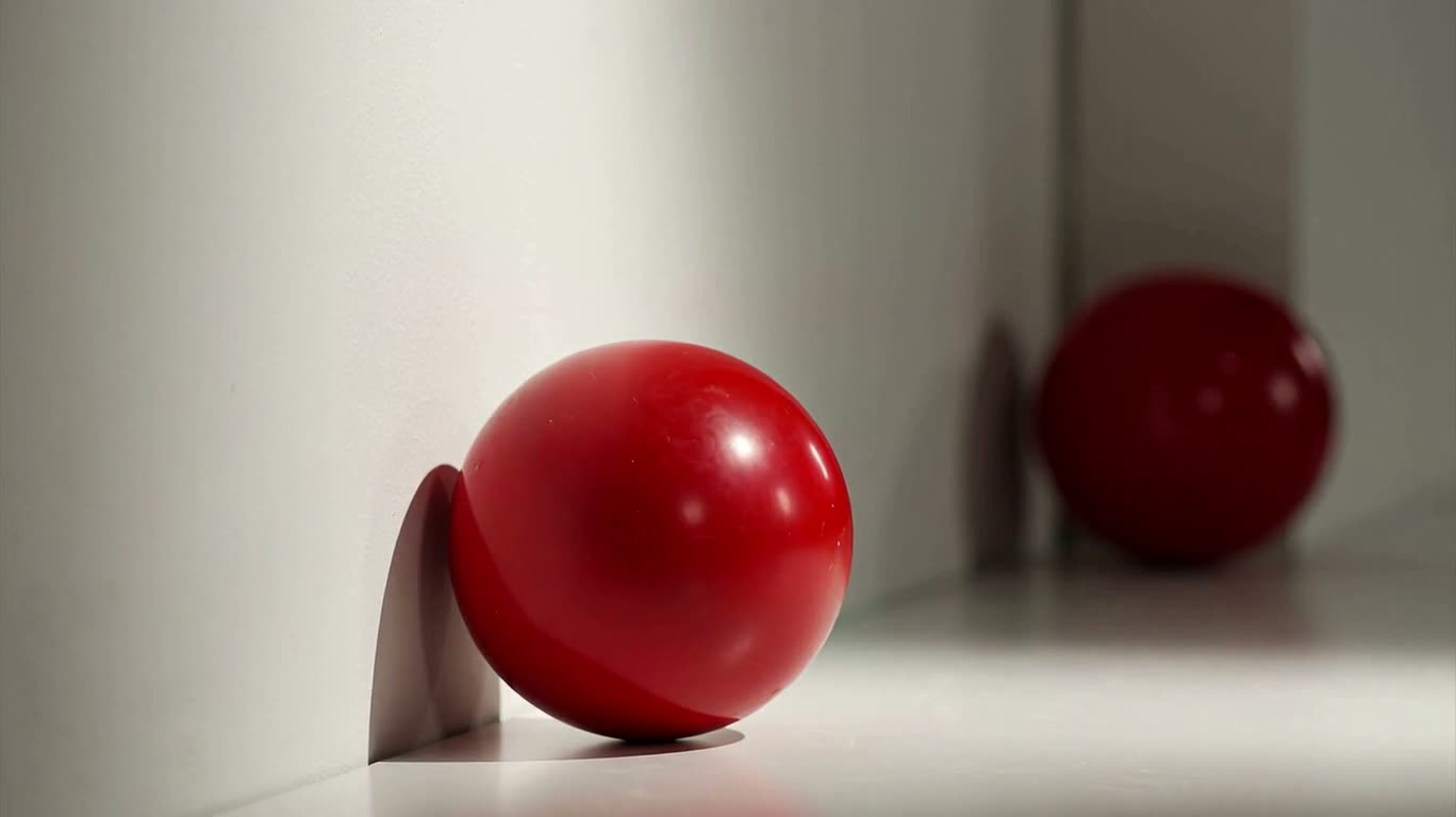 Boule rouge légèrement inclinée