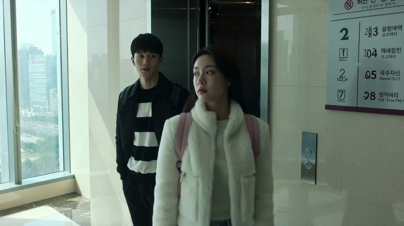 엘리베이터 로비의 감사와 닫히는 문 — AI video creation