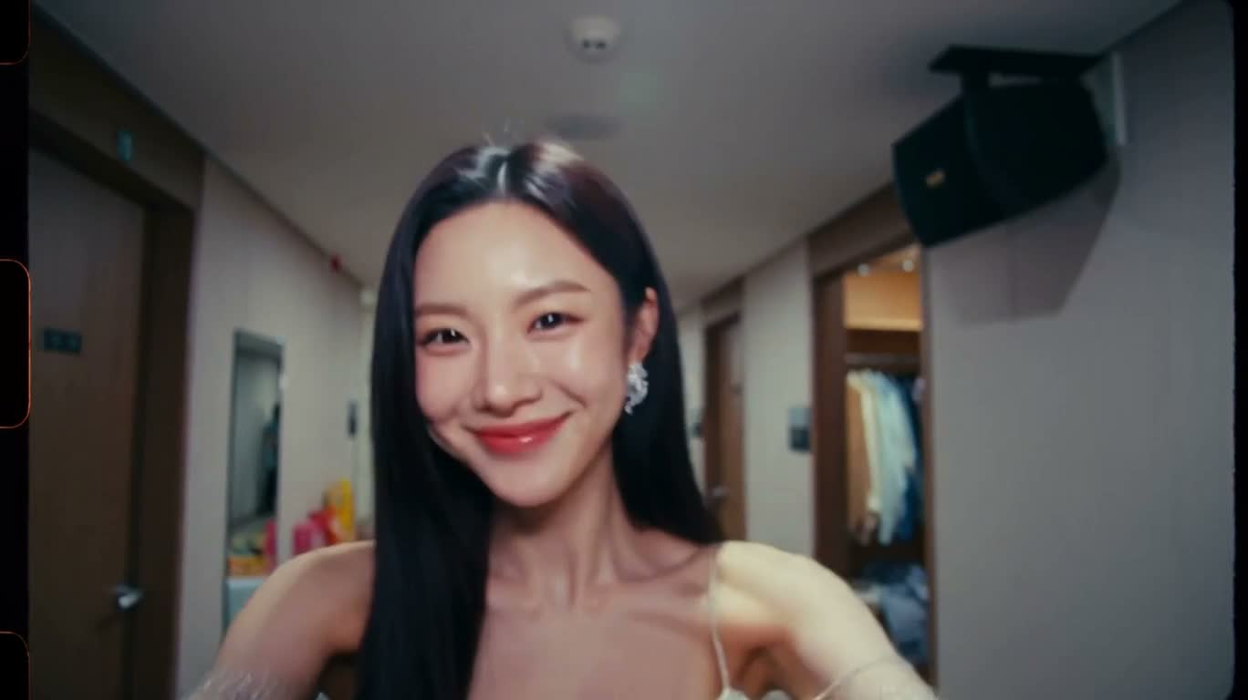 后台走廊的偶像手持日记