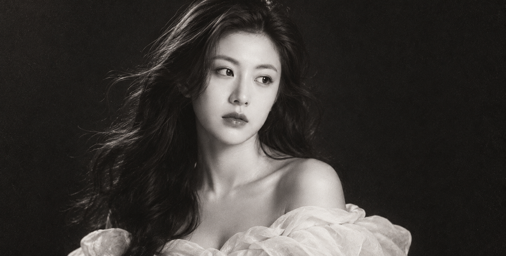 90年代复古黑白风女性肖像 — AI image creation