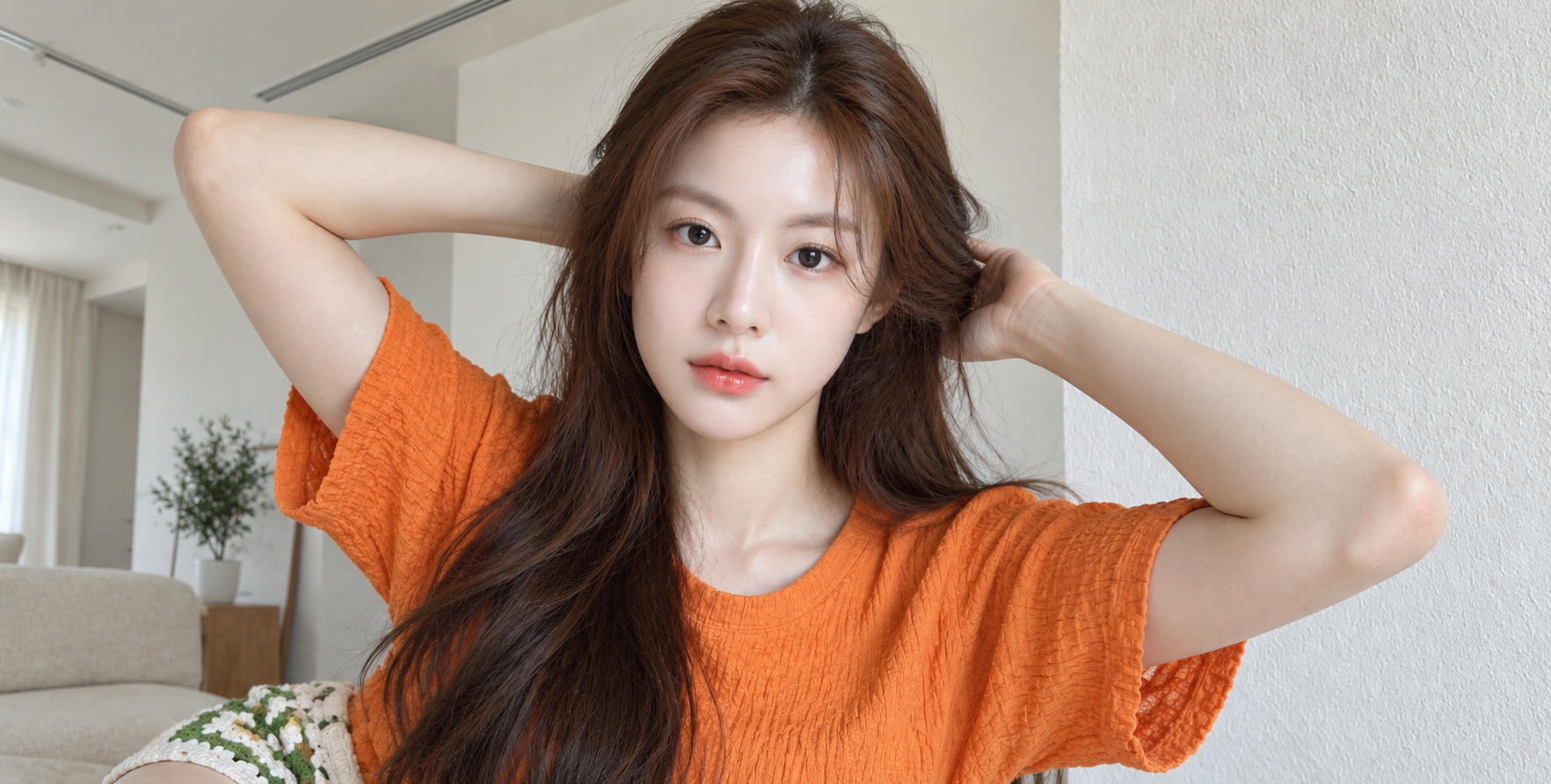 밝은 실내 햇빛 아래 오렌지 질감의 성인 여성 초상화