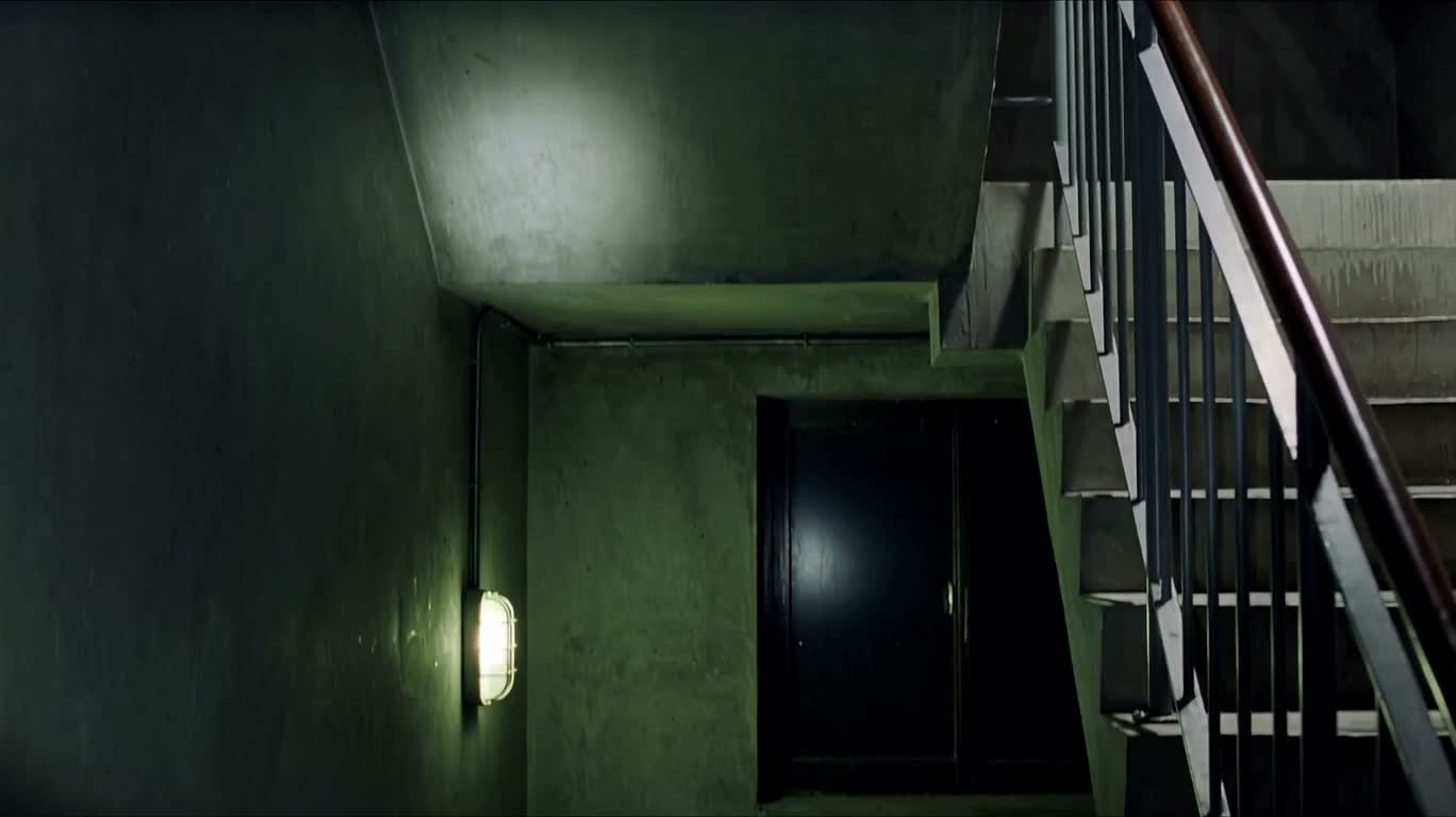 계단실 대치, 가방을 빼앗다 — AI video creation