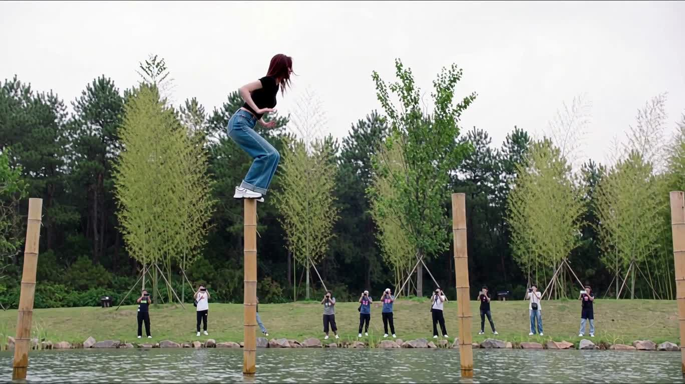 Saut à la perche en bambou, selfie au bord du lac