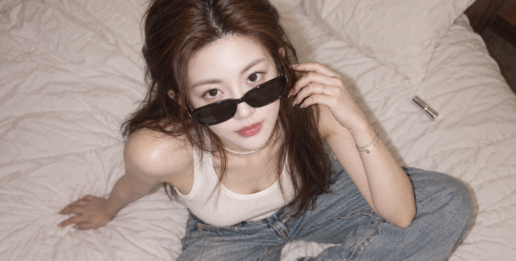 高视角Y2K风格白色床铺上的年轻女性写实人像 — AI image creation