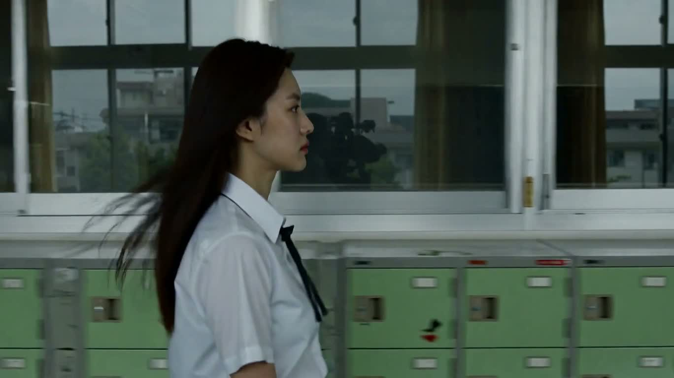 走廊中的制服女战士