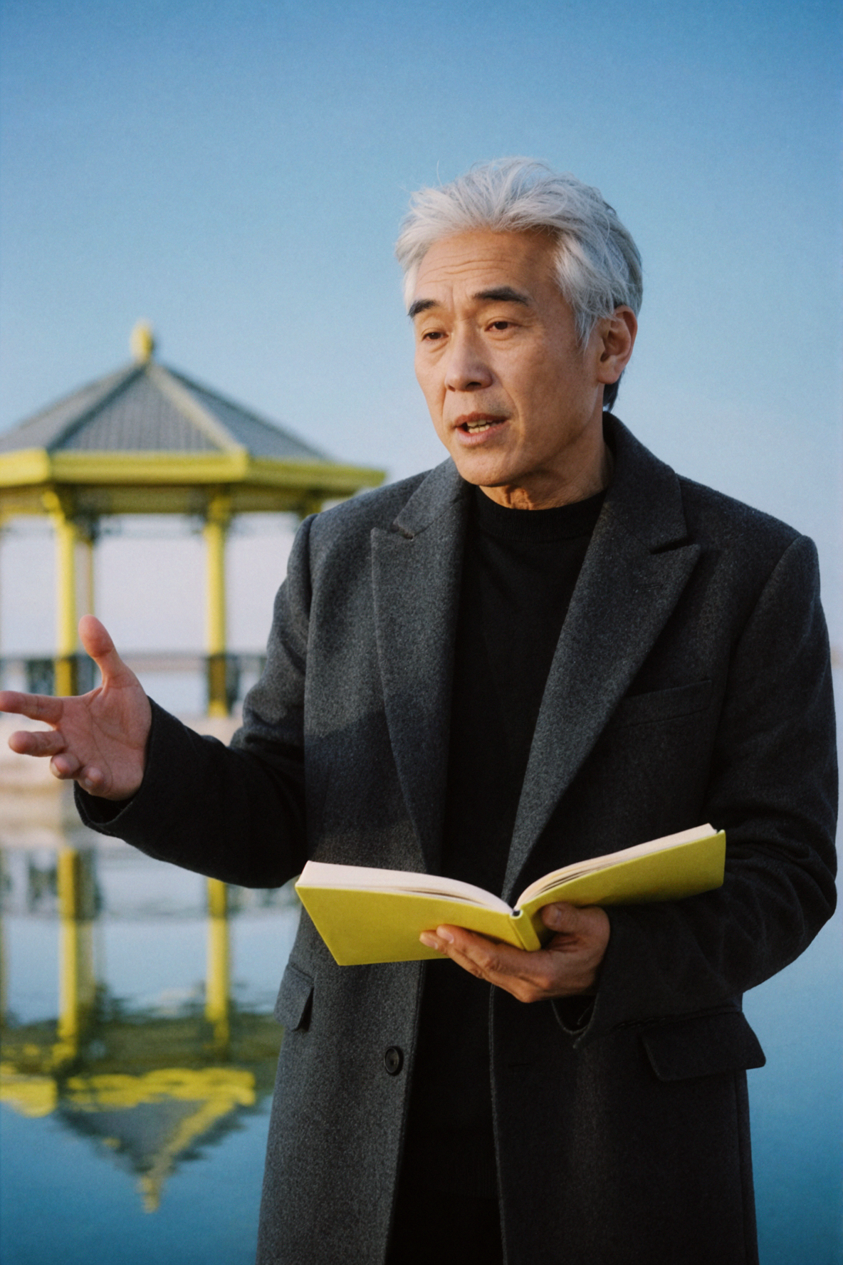 은발의 성인 동아시아 남성 시인 · 다리 위 낭송 · 컬러 네거티브 필름