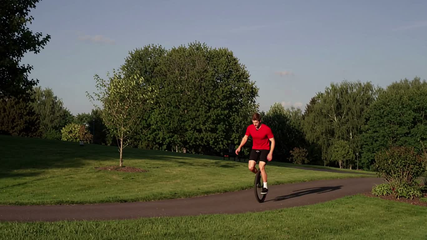 Spectacle de monocycle dans la campagne paisible