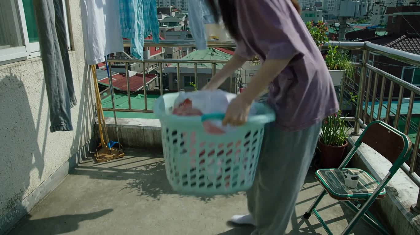Chiều hè phơi quần áo trên ban công — AI video creation