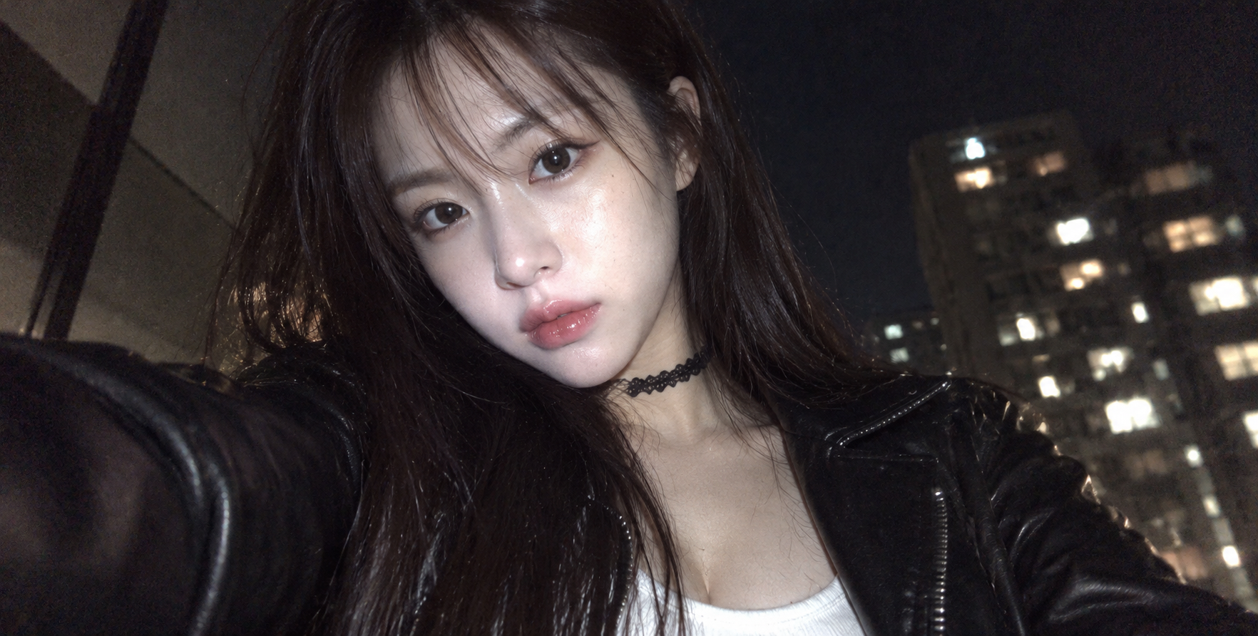 밤에 낮은 각도로 찍은 아마추어 아이폰 셀피 인물 사진