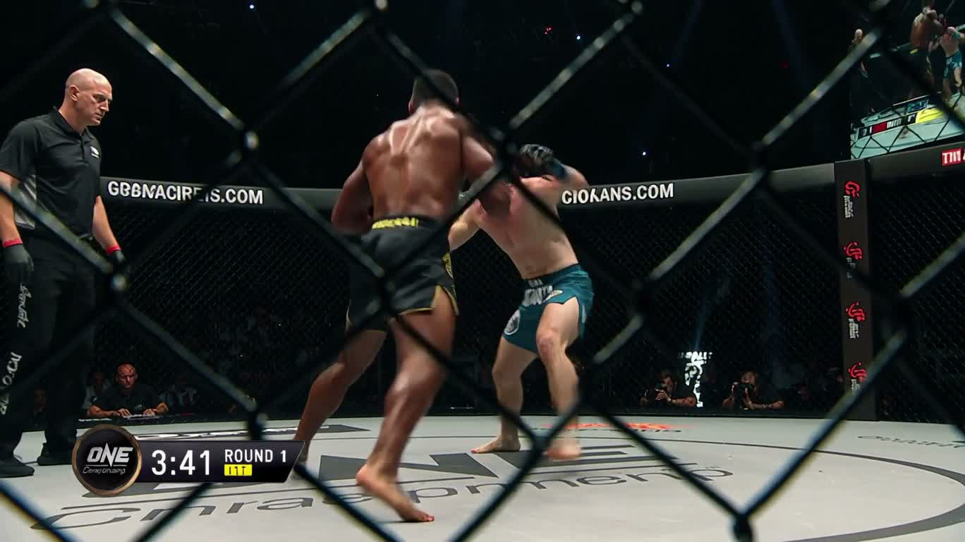 MMA nghiệp dư: kết thúc bằng siết cổ sau
