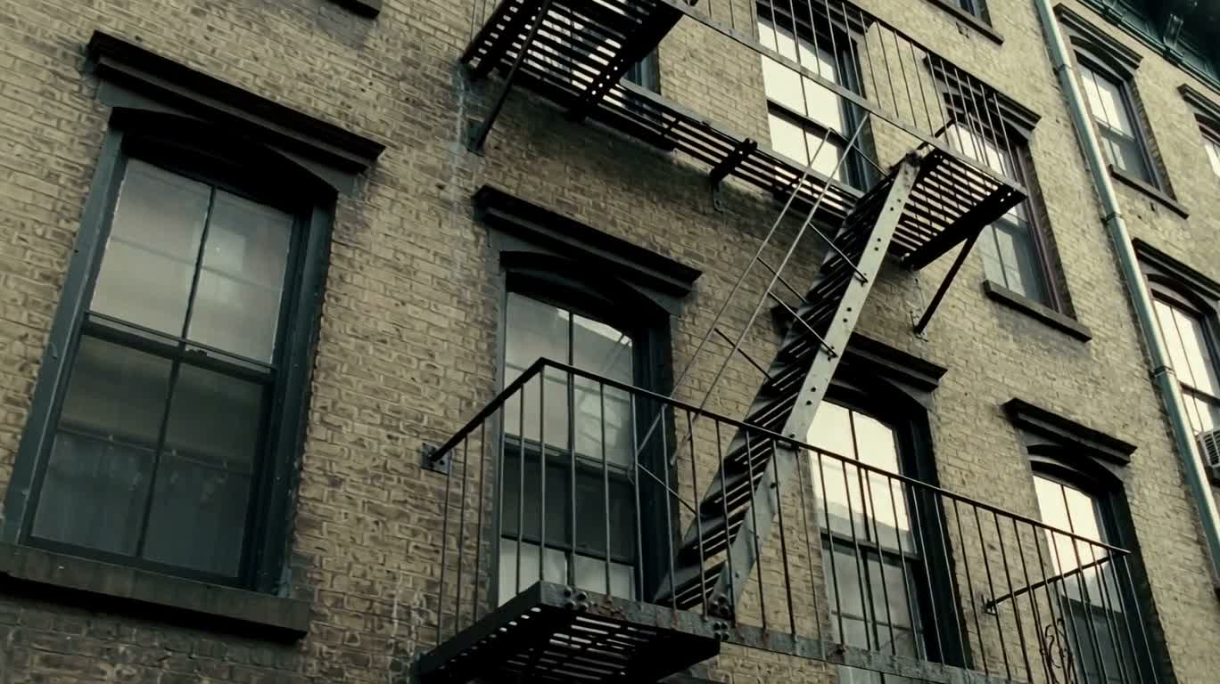 Escalier de secours et fenêtres du vieil immeuble
