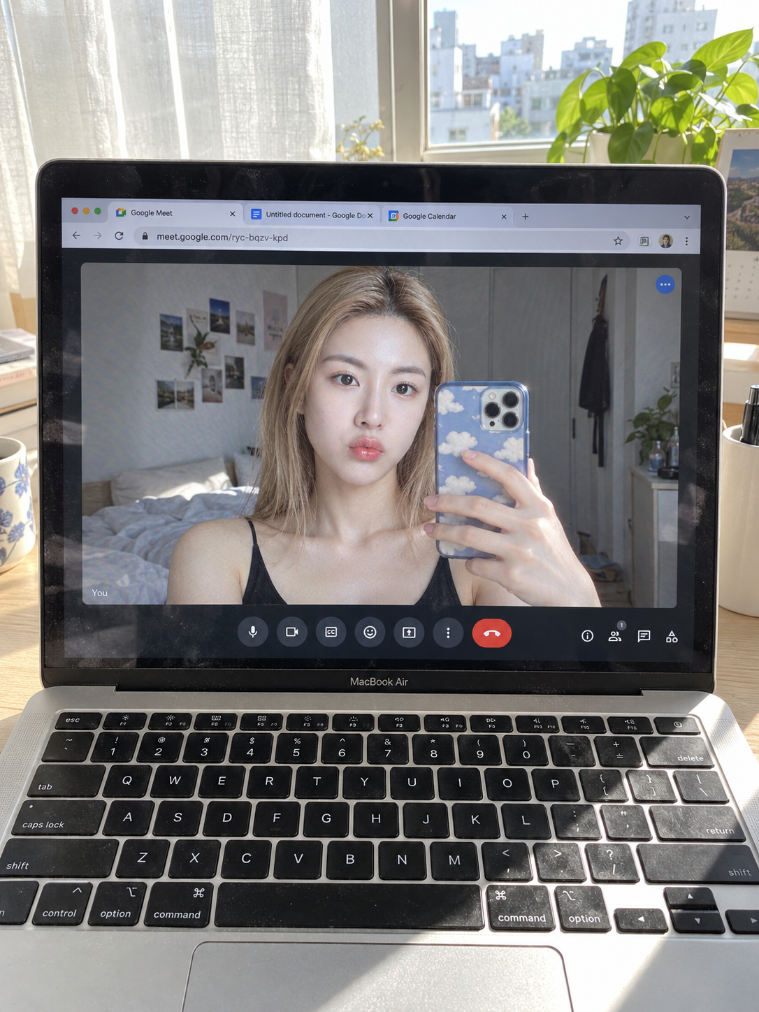 阳光办公桌上超写实的 MacBook 视频通话