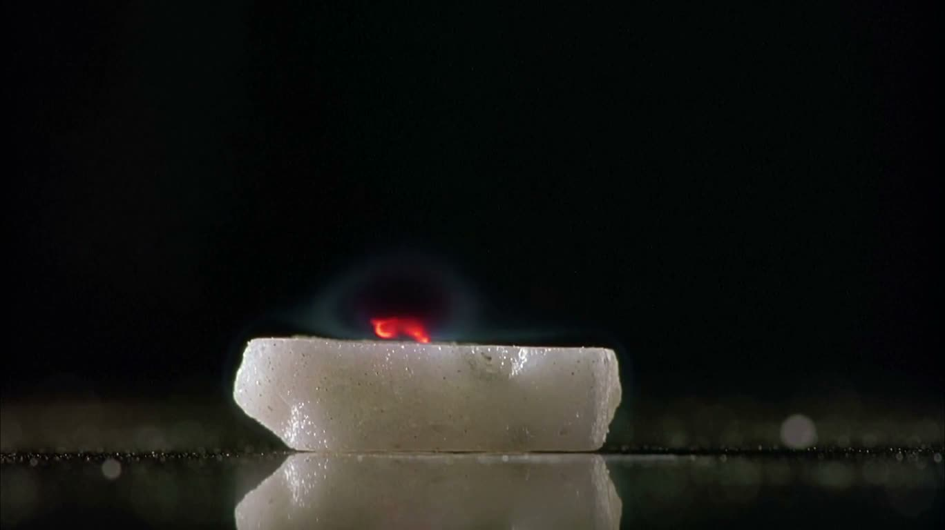 La flamme unique du calcium en combustion