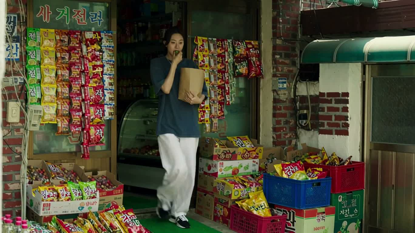 Une rencontre fruitière au coin de la ruelle en été — AI video creation