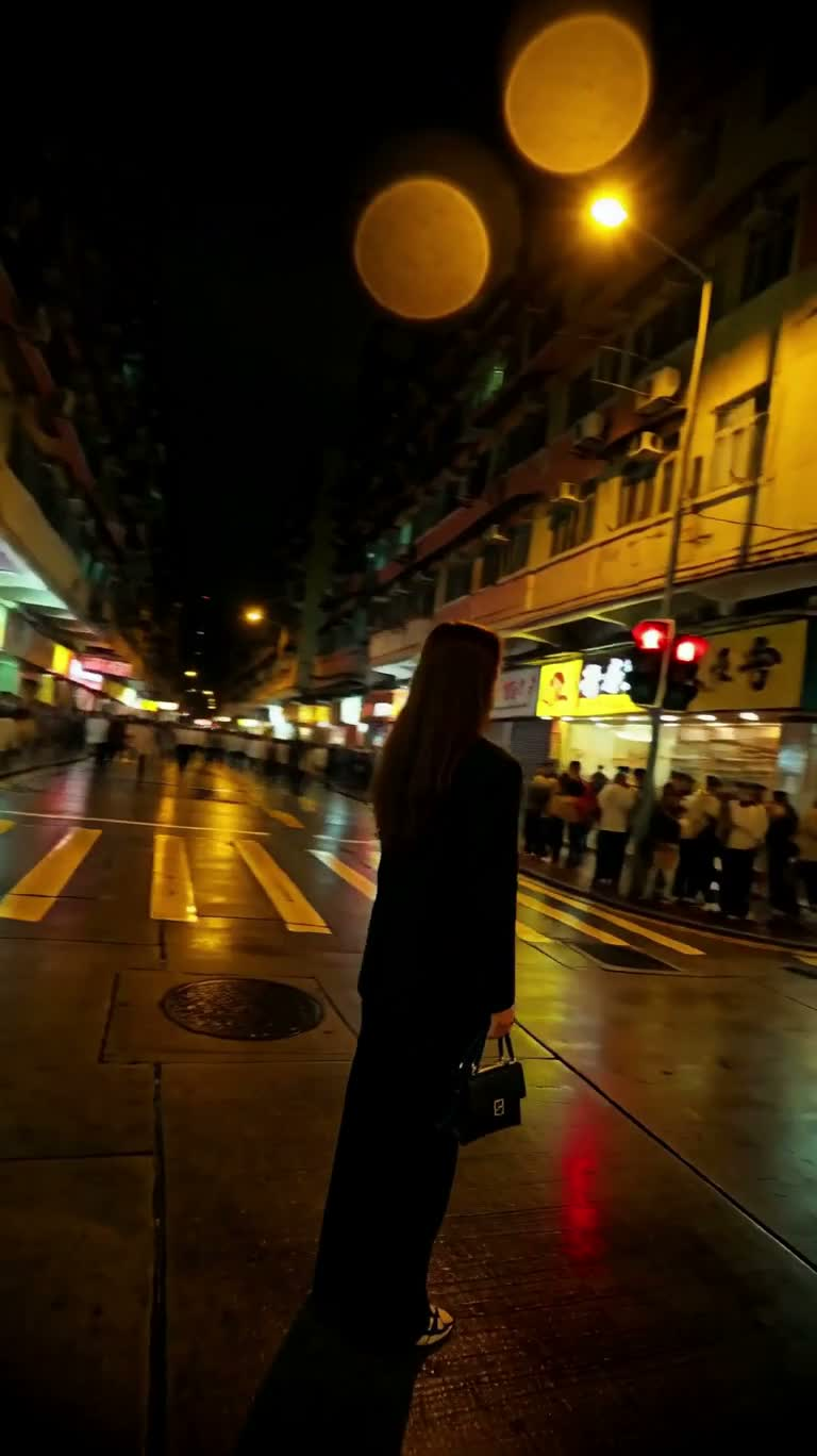霓虹雨夜的错身之城