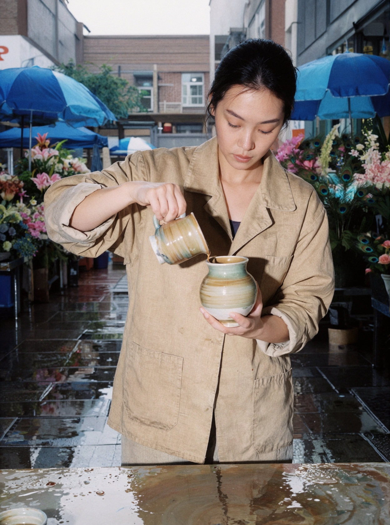 成年东亚女性陶艺家 · 釉彩倾注 · 复古闪光