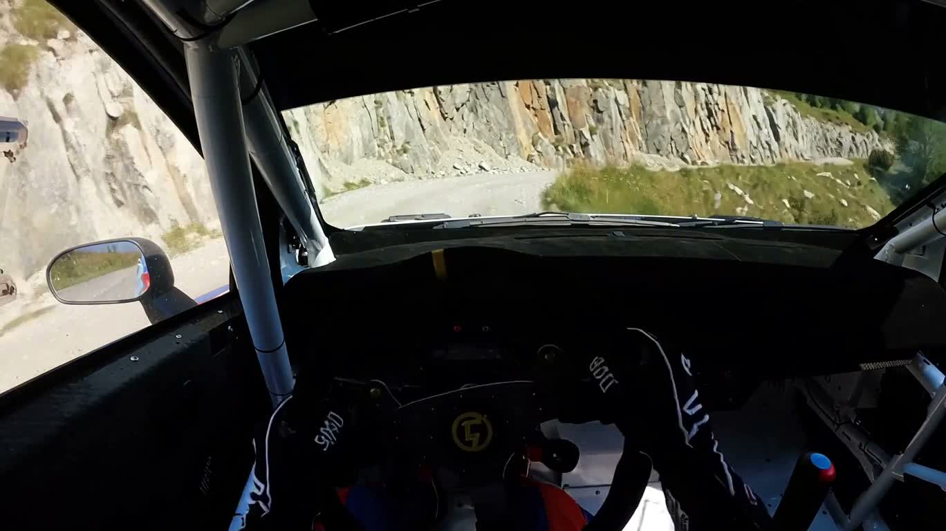 Đua rally tốc độ trên đường núi ven vực
