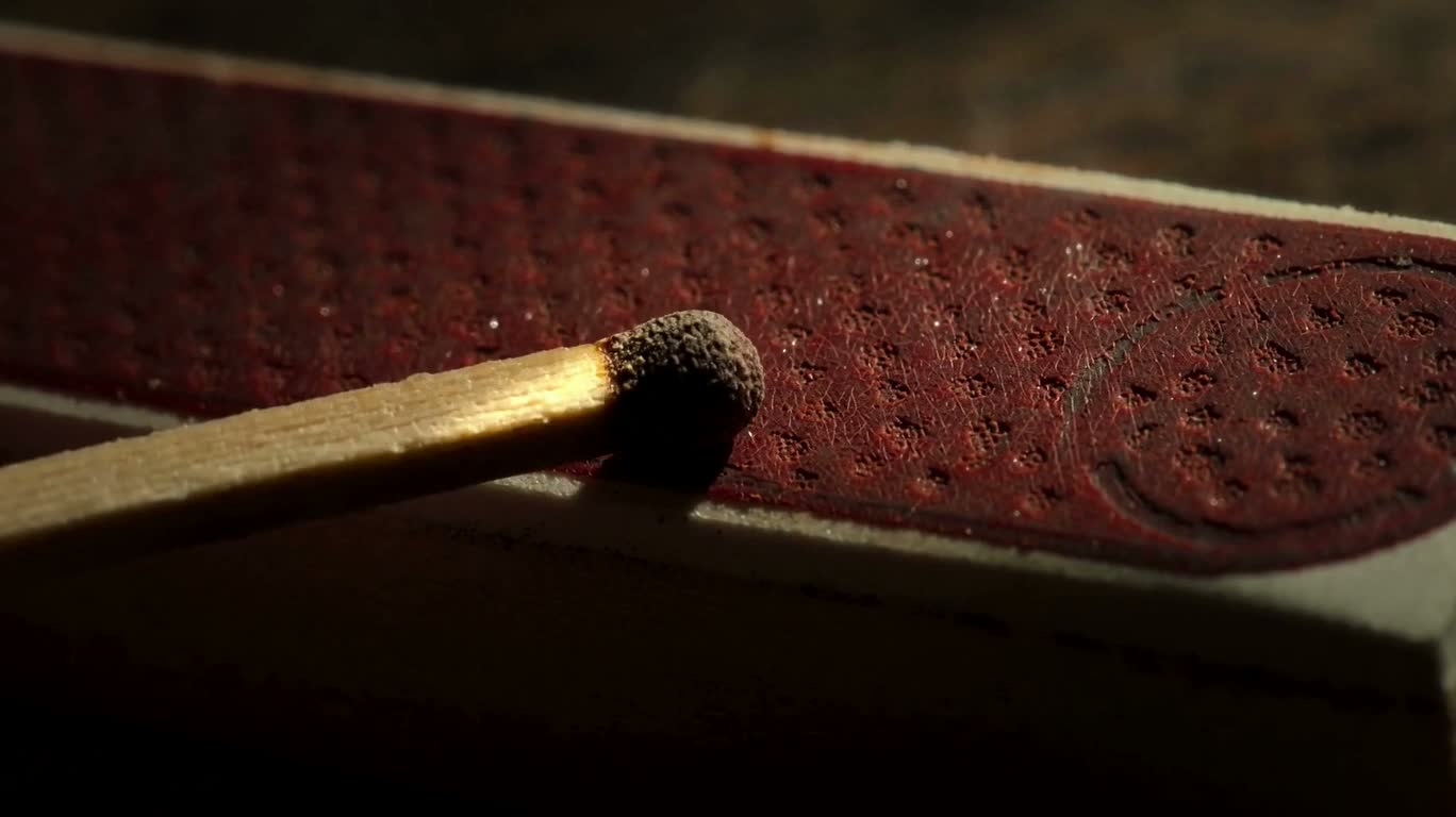 火柴引燃的瞬间