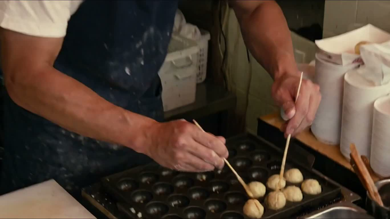 Hơi nóng và sự khéo léo của quầy takoyaki Tokyo
