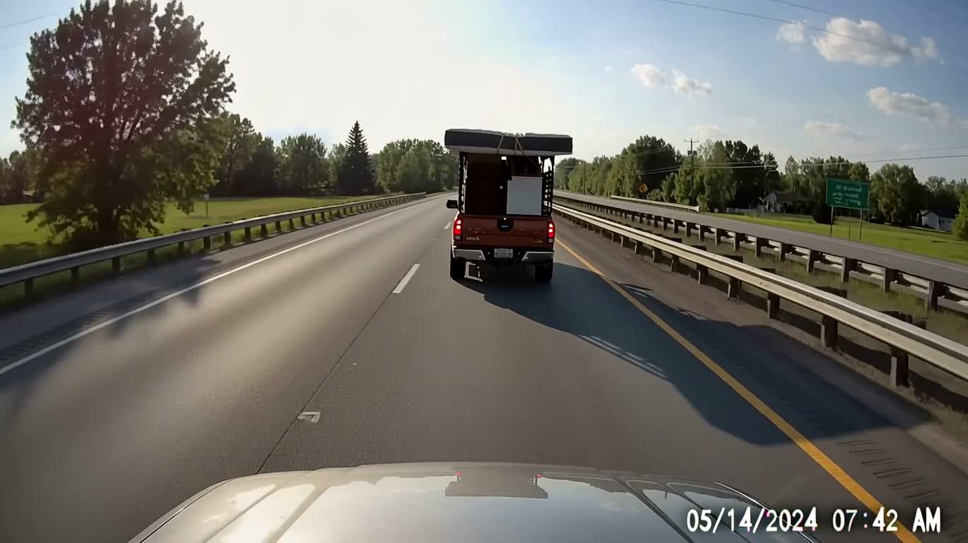 Matelas en fuite sur l'autoroute